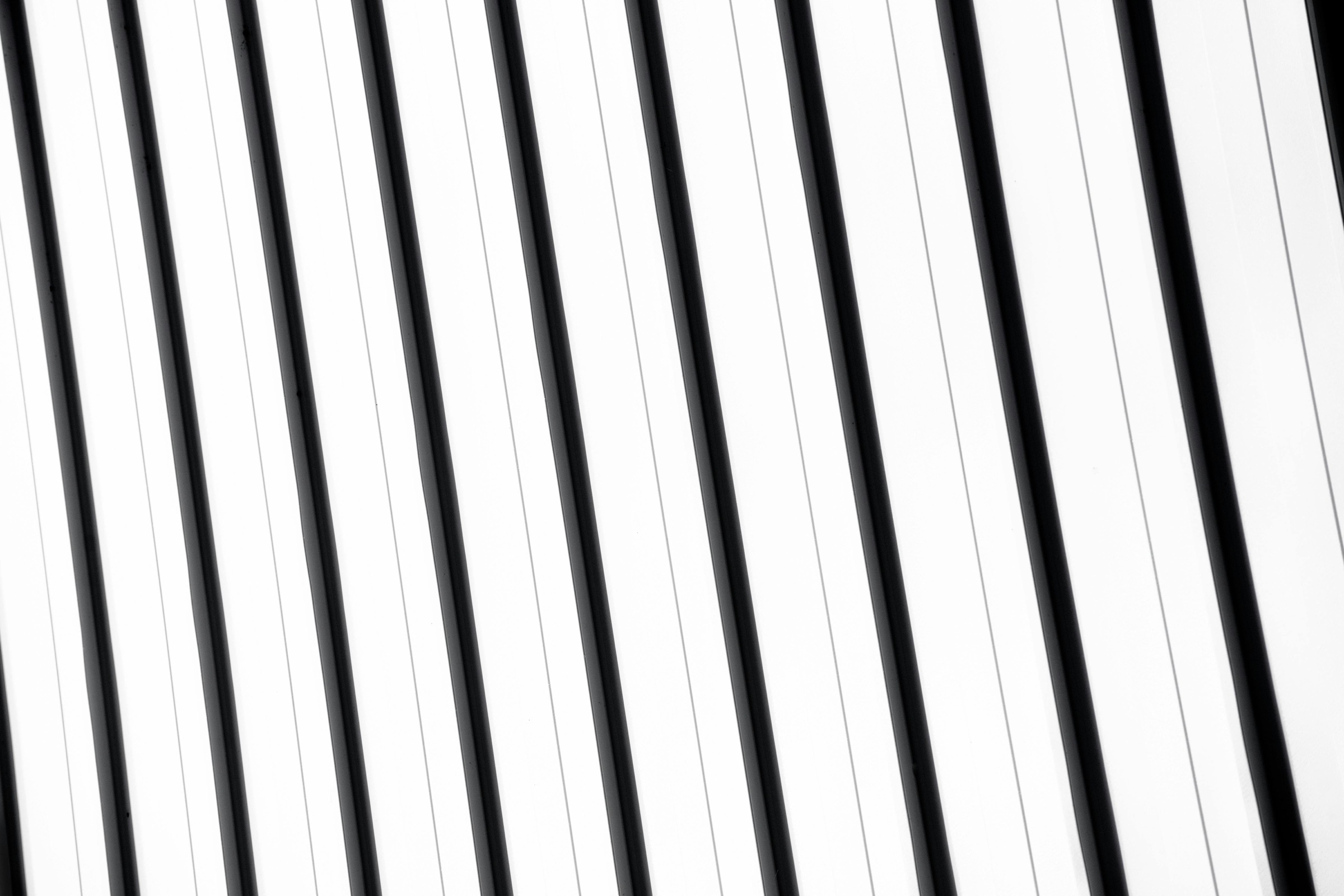 Minimalist diagonal lines pattern